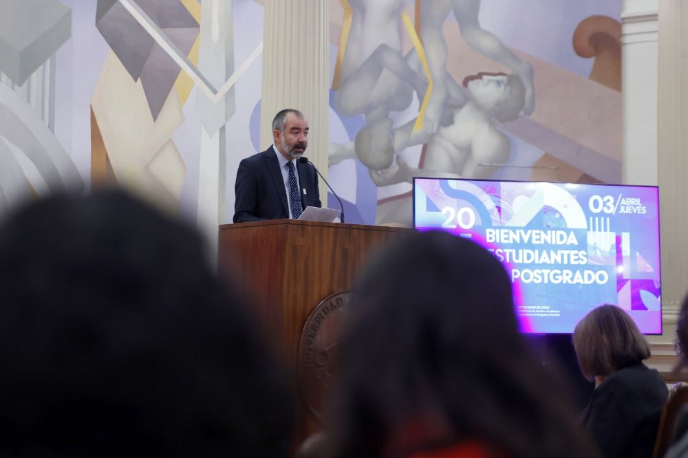 El director Osvaldo Salazar dio la bienvenida señalando a las y los estudiantes que estar en  la U. de Chile “no solo es el inicio de un programa académico”, sino que también refleja “el compromiso y dedicación que han demostrado cada una de llegar acá”.